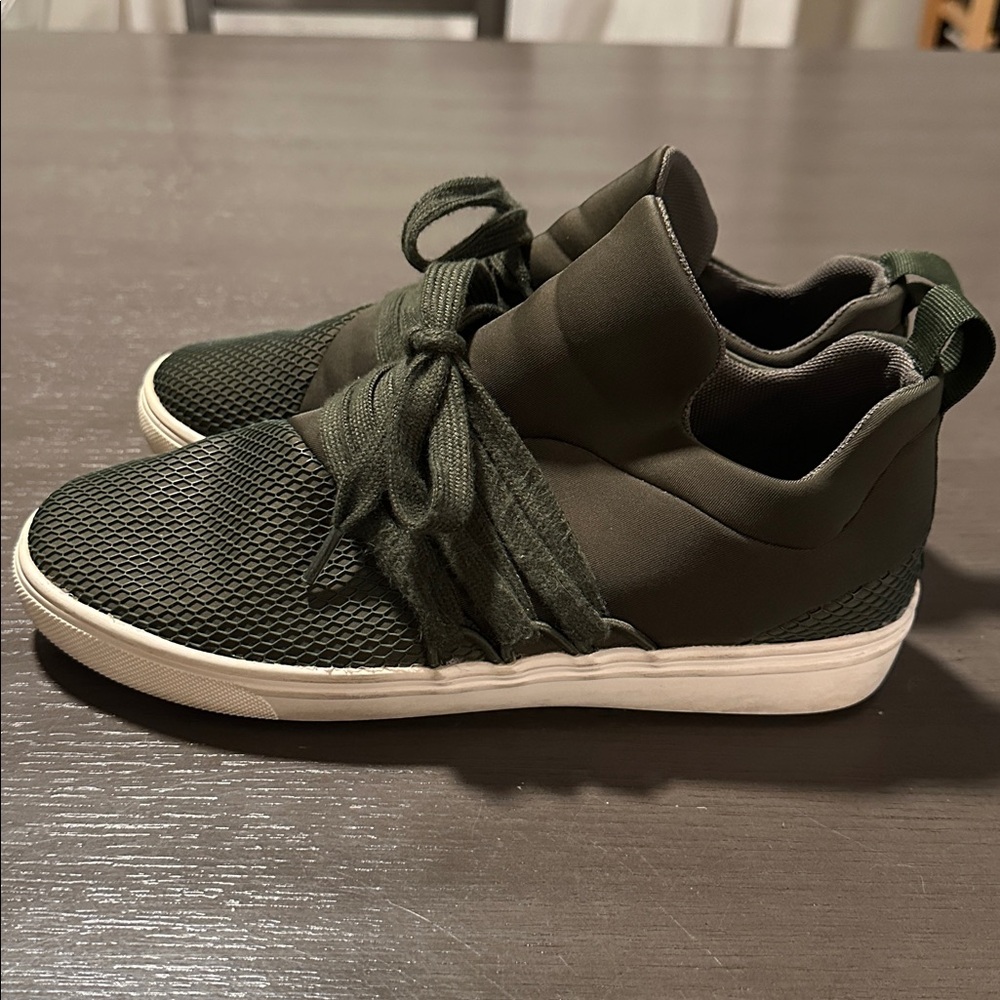 Steve Madden lancer sneakers. Slip on with laces. Size woman’s 7.5. - Picture 3 of 7